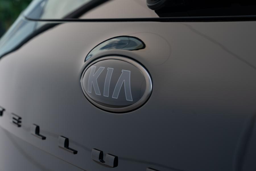 Логотип Kia Telluride Nightfall 2020 года  (фото 18 из 32)